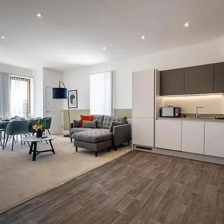 Modern With Balcony In Merton Near Wimbledon By Sojo Mitcham