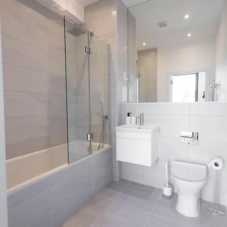 Modern With Balcony In Merton Near Wimbledon By Sojo Apartment Mitcham