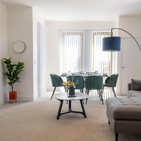 Modern With Balcony In Merton Near Wimbledon By Sojo