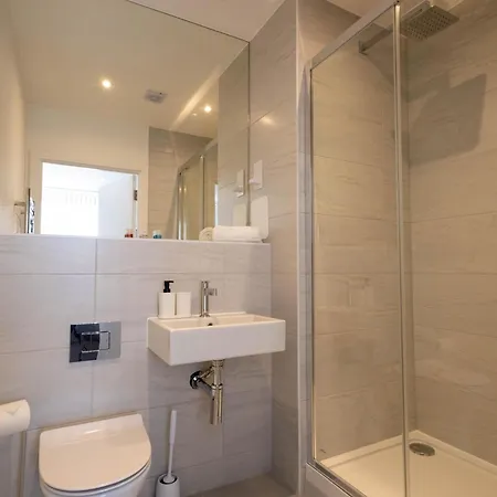 Modern With Balcony In Merton Near Wimbledon By Sojo Apartment Mitcham