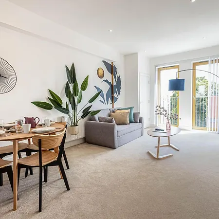 Apartment Modern With Balcony In Merton Near Wimbledon By Sojo Mitcham