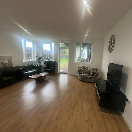 North Spacious: 7-bedroom Group Retreat With Gym London