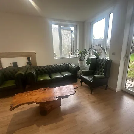 Holiday home North Spacious: 7-bedroom Group Retreat With Gym London