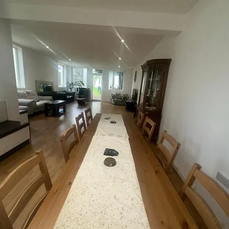 North Spacious: 7-bedroom Group Retreat With Gym London