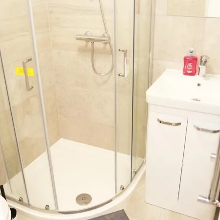 Cricklewood Deluxe Ensuite