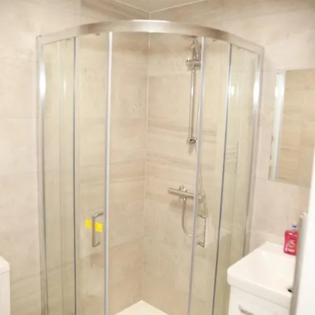 Cricklewood Deluxe Ensuite