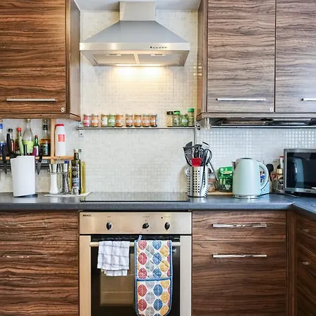 Lovely One Bedroom Ensuite Apartment London