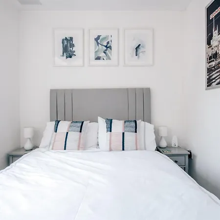 2 Bed Hoxton Flat With Wifi Apartment London