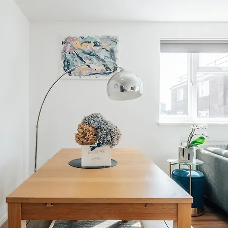 2 Bed Hoxton Flat With Wifi London