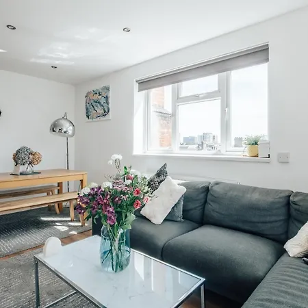 2 Bed Hoxton Flat With Wifi London