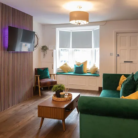 Royal Retreat & Lego With Free Parking! Holiday home