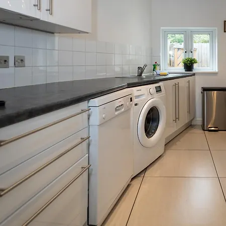 Royal Retreat & Lego With Free Parking! Holiday home *