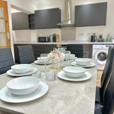 Holiday home Long Term Comfort - Modern 3br Retreat With Free Parking & Wifi