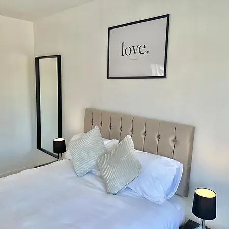 Long Term Comfort - Modern 3br Retreat With Free Parking & Wifi Enfield