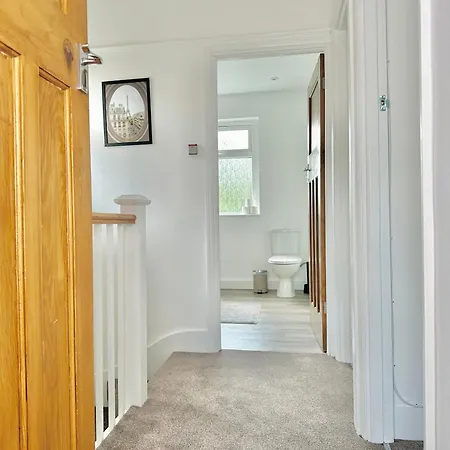 Long Term Comfort - Modern 3br Retreat With Free Parking & Wifi