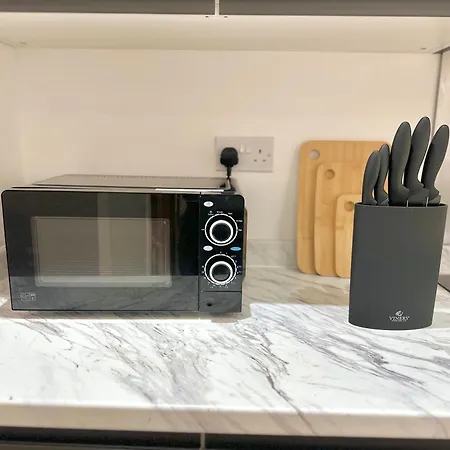 Long Term Comfort - Modern 3br Retreat With Free Parking & Wifi Enfield