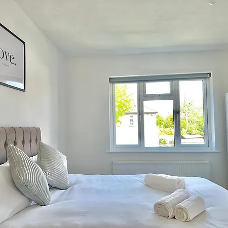 Holiday home Long Term Comfort - Modern 3br Retreat With Free Parking & Wifi