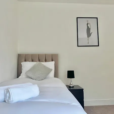 Long Term Comfort - Modern 3br Retreat With Free Parking & Wifi