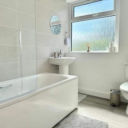 Long Term Comfort - Modern 3br Retreat With Free Parking & Wifi Holiday home