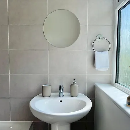 Holiday home Long Term Comfort - Modern 3br Retreat With Free Parking & Wifi