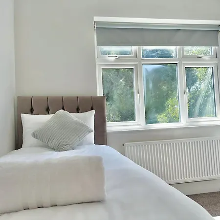 Long Term Comfort - Modern 3br Retreat With Free Parking & Wifi Holiday home Enfield