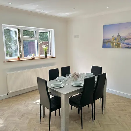 Long Term Comfort - Modern 3br Retreat With Free Parking & Wifi *