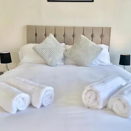 Long Term Comfort - Modern 3br Retreat With Free Parking & Wifi Enfield