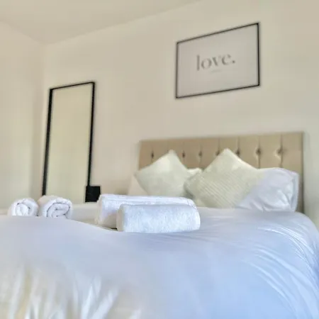 Long Term Comfort - Modern 3br Retreat With Free Parking & Wifi