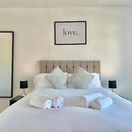 Long Term Comfort - Modern 3br Retreat With Free Parking & Wifi Holiday home *