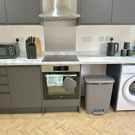 Long Term Comfort - Modern 3br Retreat With Free Parking & Wifi Holiday home Enfield