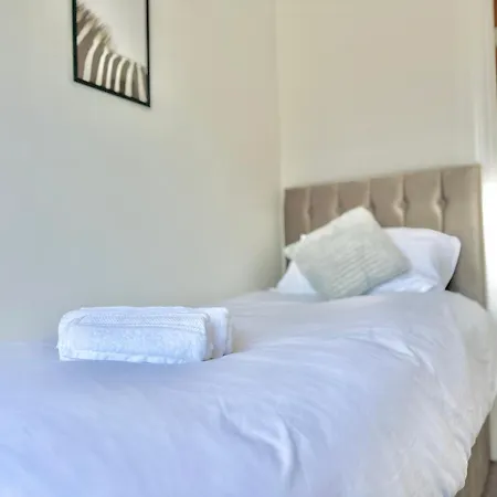 Long Term Comfort - Modern 3br Retreat With Free Parking & Wifi *