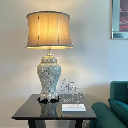 Long Term Comfort - Modern 3br Retreat With Free Parking & Wifi