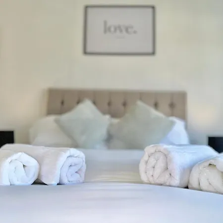 Long Term Comfort - Modern 3br Retreat With Free Parking & Wifi Holiday home *