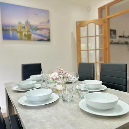 Long Term Comfort - Modern 3br Retreat With Free Parking & Wifi