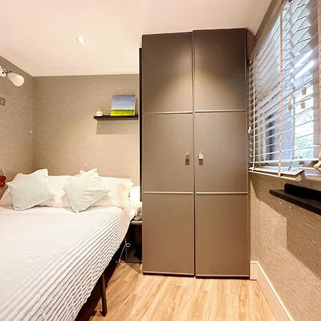 Modern Design 3brs 2f House Close To Victoria
