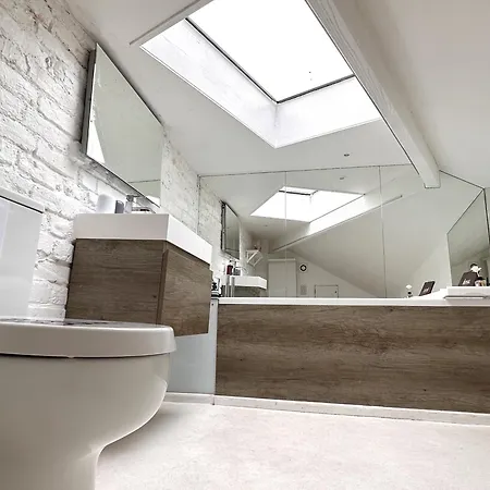 Villa Modern Design 3brs 2f House Close To Victoria