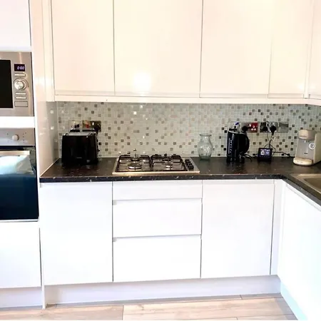 Flat In Shepherd's Bush