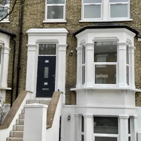 Flat In Shepherd's Bush