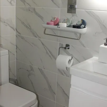 Flat In Shepherd's Bush *