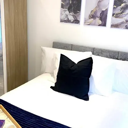 Flat In Shepherd's Bush *