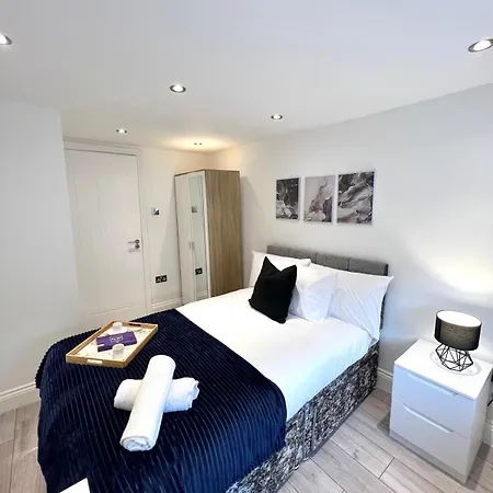 Flat In Shepherd's Bush