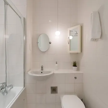 The William Wallace, By The Design Traveller Apartment