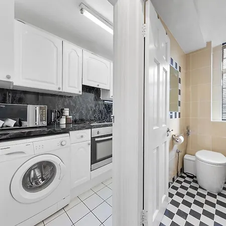 Paddington Station Paradise For Up To 4 Guests! Dream 2 Mins Walk From Station With Extra Double Sofa Bed! Apartment *