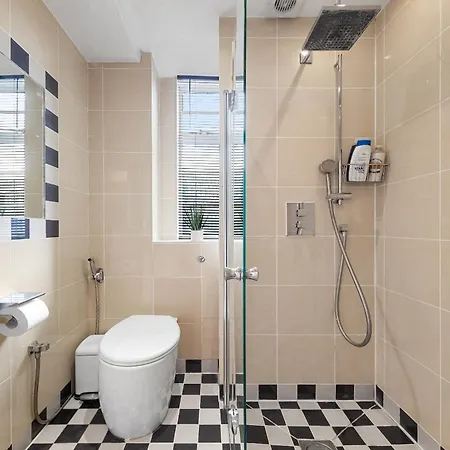 Apartment Paddington Station Paradise For Up To 4 Guests! Dream 2 Mins Walk From Station With Extra Double Sofa Bed!