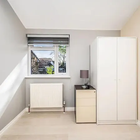 Holiday home Pass The Keys Stylish Gardenten Mins To London