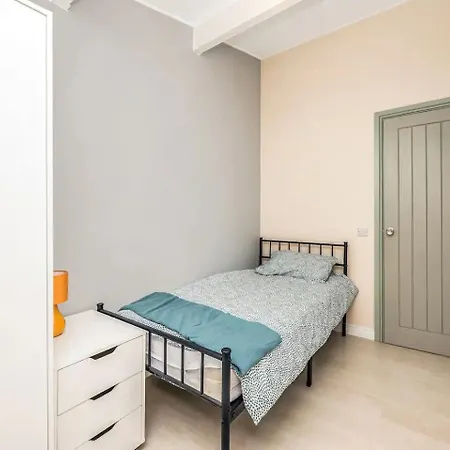 Pass The Keys Stylish Gardenten Mins To Holiday home