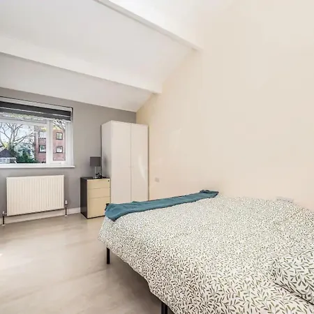 Pass The Keys Stylish Gardenten Mins To Holiday home