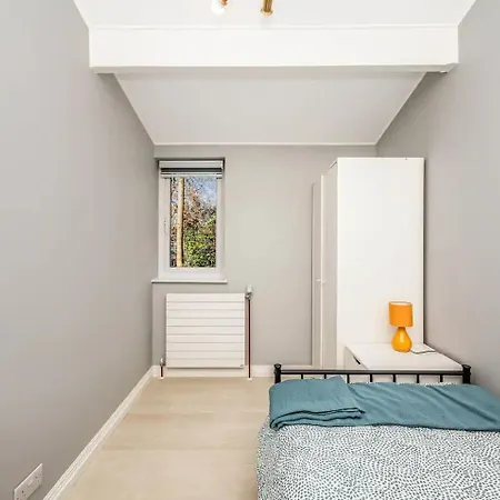Casa vacanze Pass The Keys Stylish Gardenten Mins To *