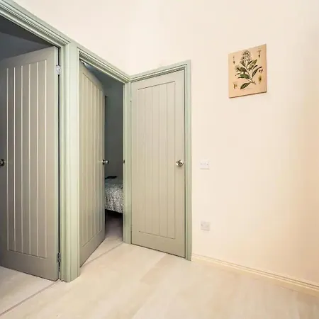 Pass The Keys Stylish Gardenten Mins To Holiday home *