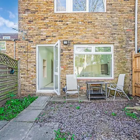Pass The Keys Stylish Gardenten Mins To Holiday home